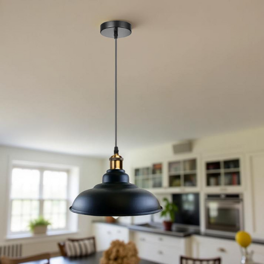 Schwarze Pendelleuchte 32 cm über dem Esstisch in der Küche, höhenverstellbar.