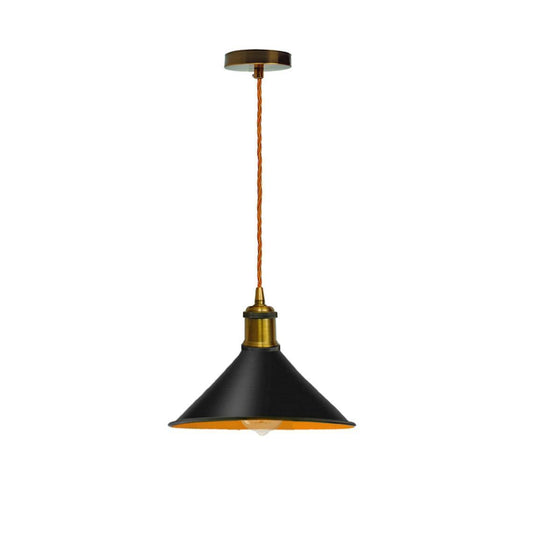 Schwarze kegel Pendelleuchte mit goldenem Innen.