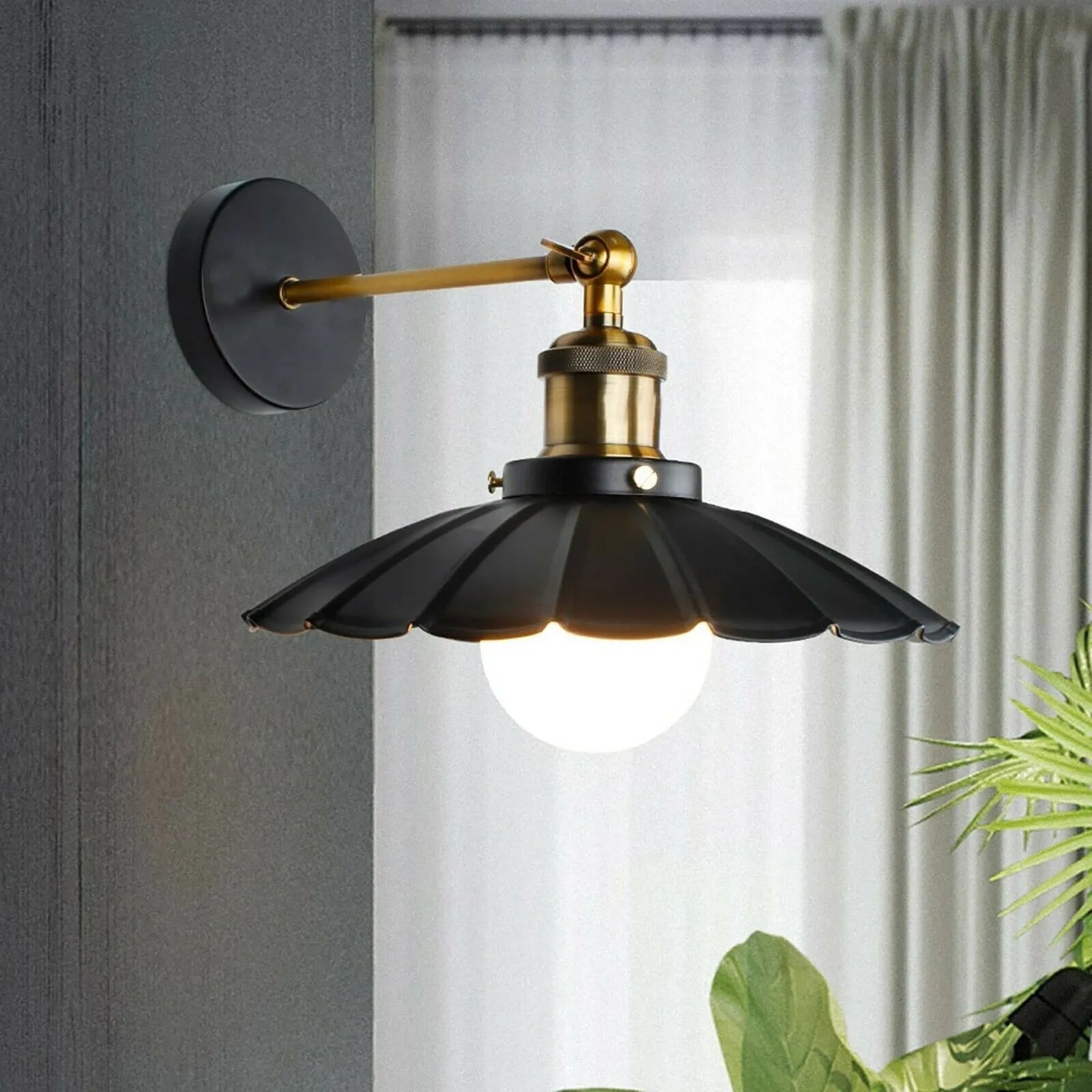 Vintage Wandleuchte schwarz montiert an Betonwand Wohnzimmer