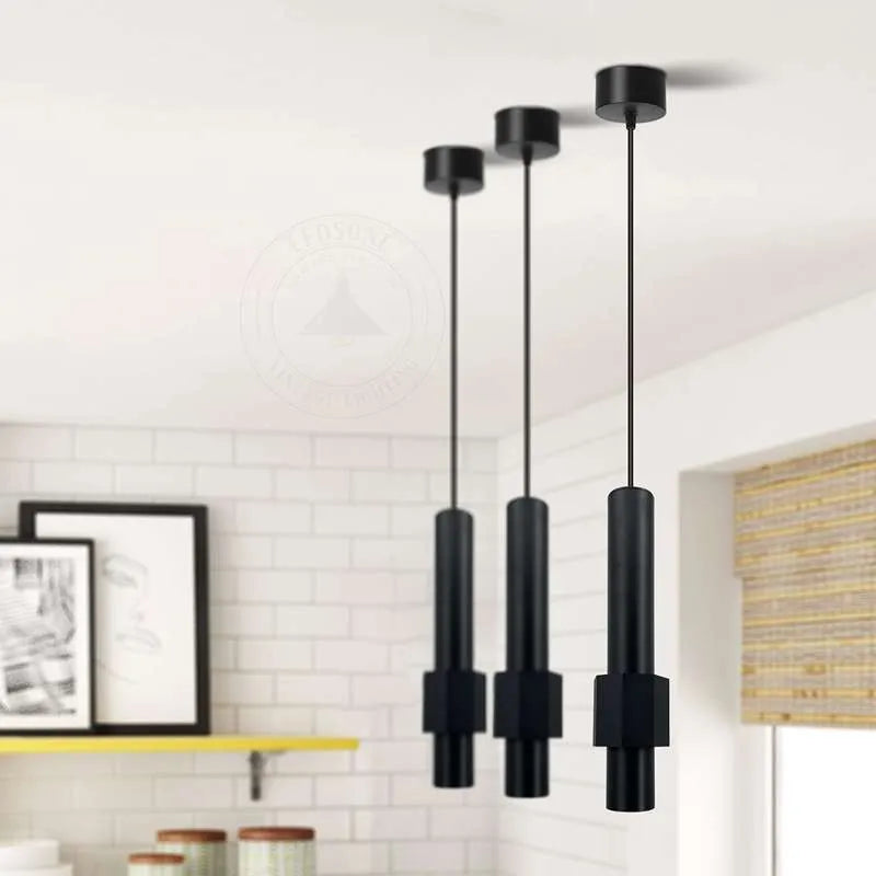 Moderne zylindrische LED-Deckenleuchte mit langen Röhren aus Aluminium in Schwarz und Gold
