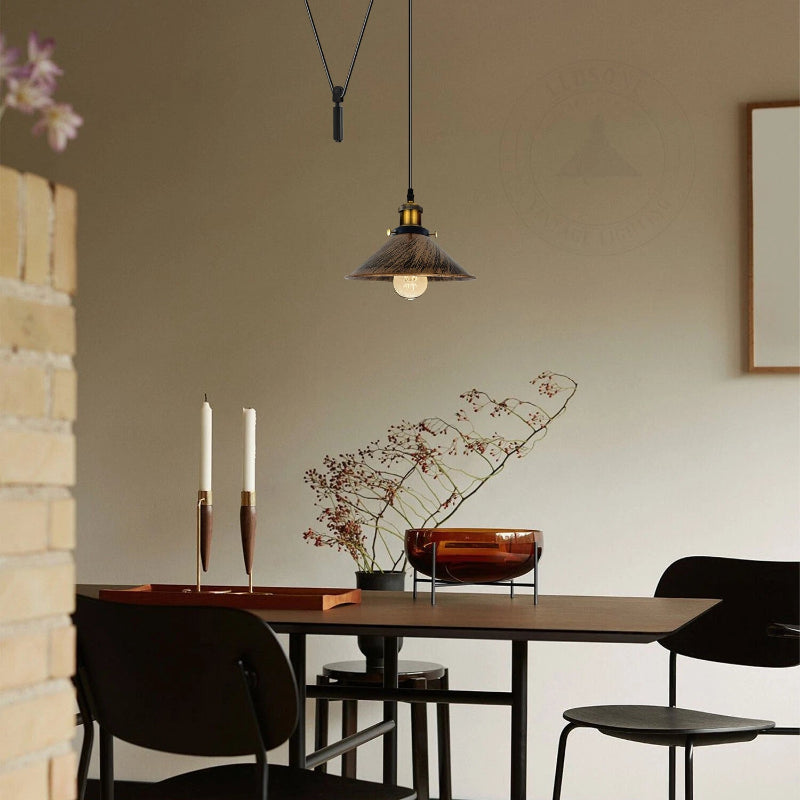 Industrial Design Lampe mit Flaschenzug Mechanismus