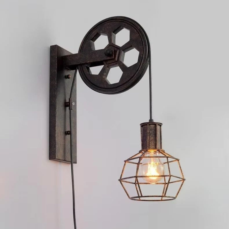 Wandleuchte mit Käfigschirm