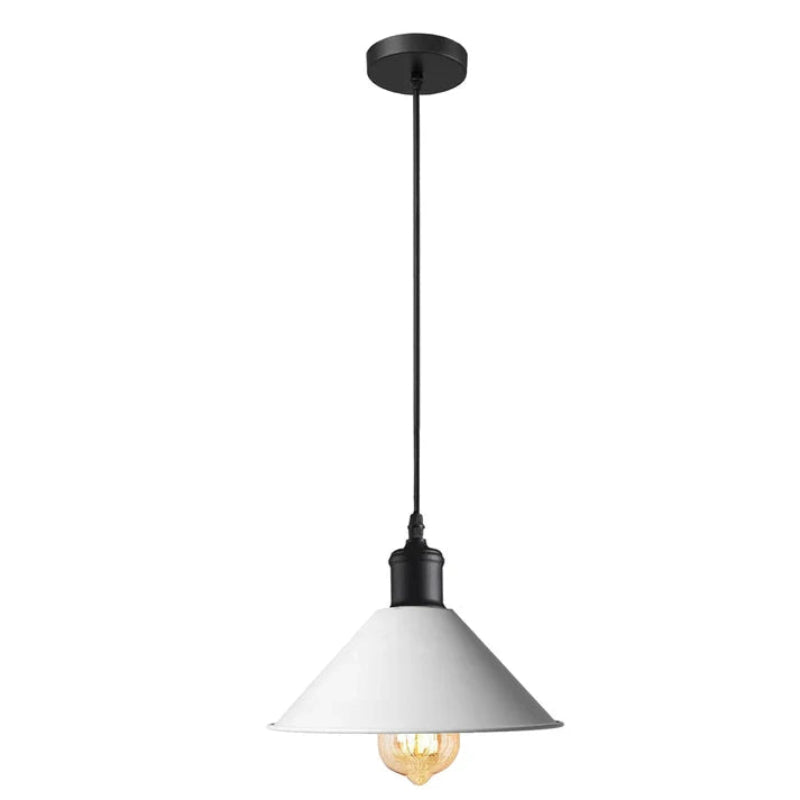Design-Hängelampe in Weiß mit kegelförmigem Metallschirm bei Treppenbeleuchtung