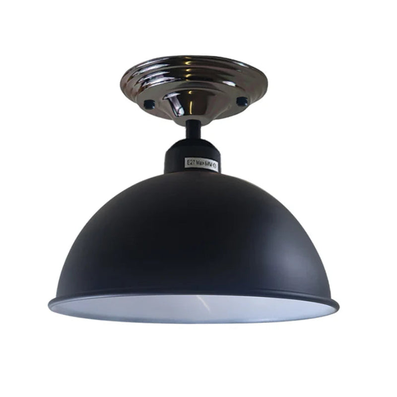  Schwarze Metall-Dome-Lampe über dem Esstisch. 