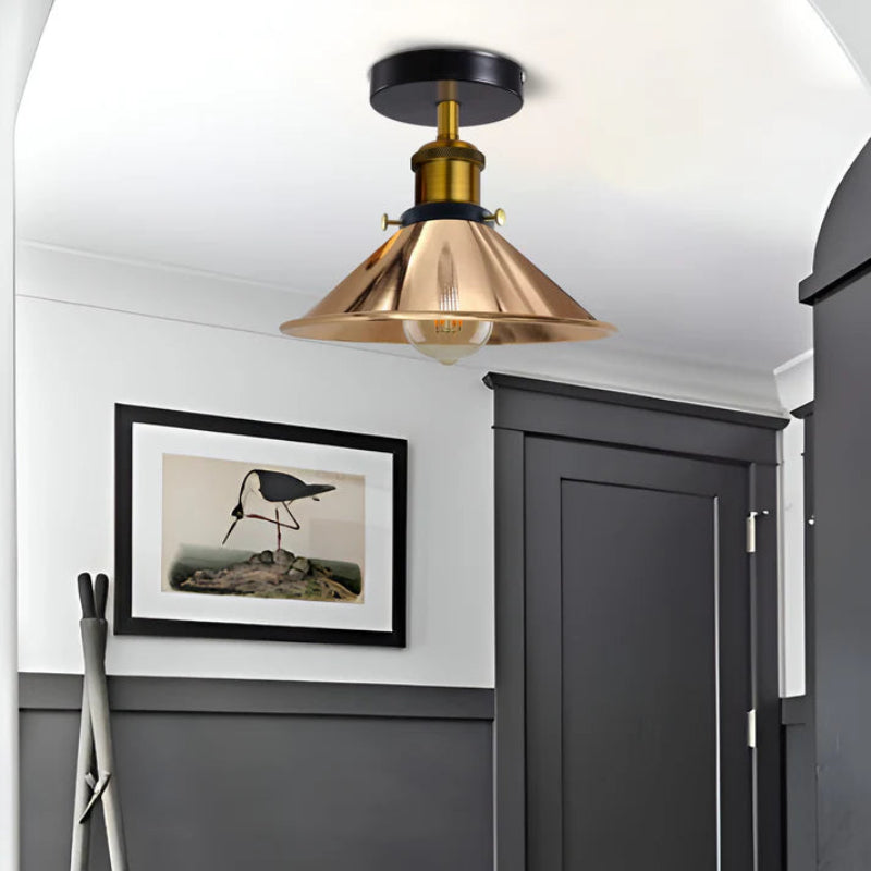 Moderne French-Gold-Lampe mit E27-Fassung im Flur montiert