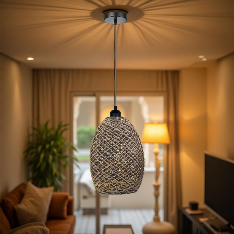 Moderne Deckenlampe aus Korbgeflecht im Wohnzimmer. 