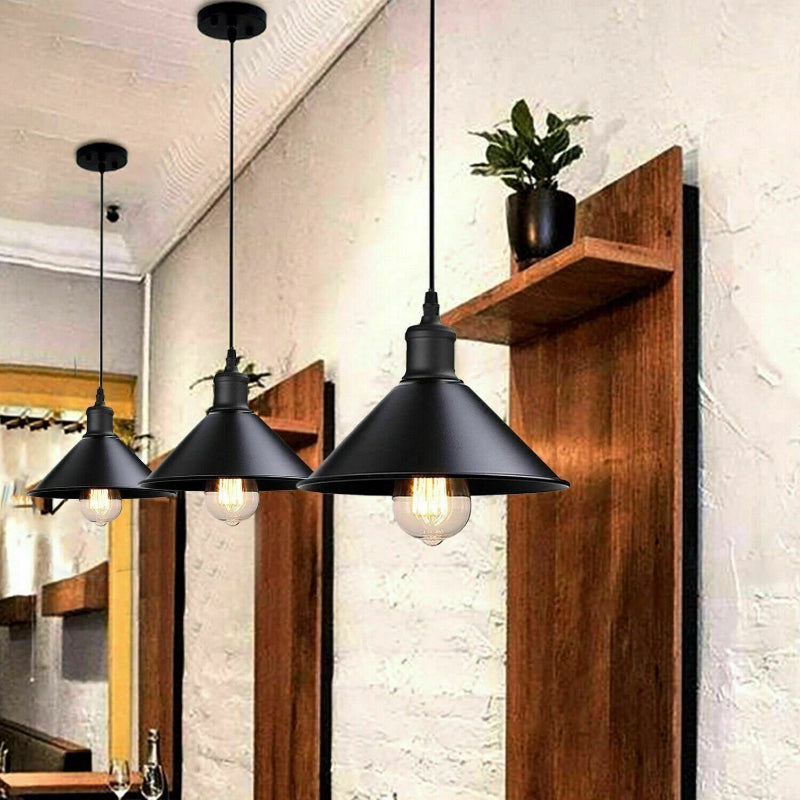 Pendellampe im Industrial-Look in Schwarz – mit dekorativem Kegelschirm für stilvolles Ambiente.

