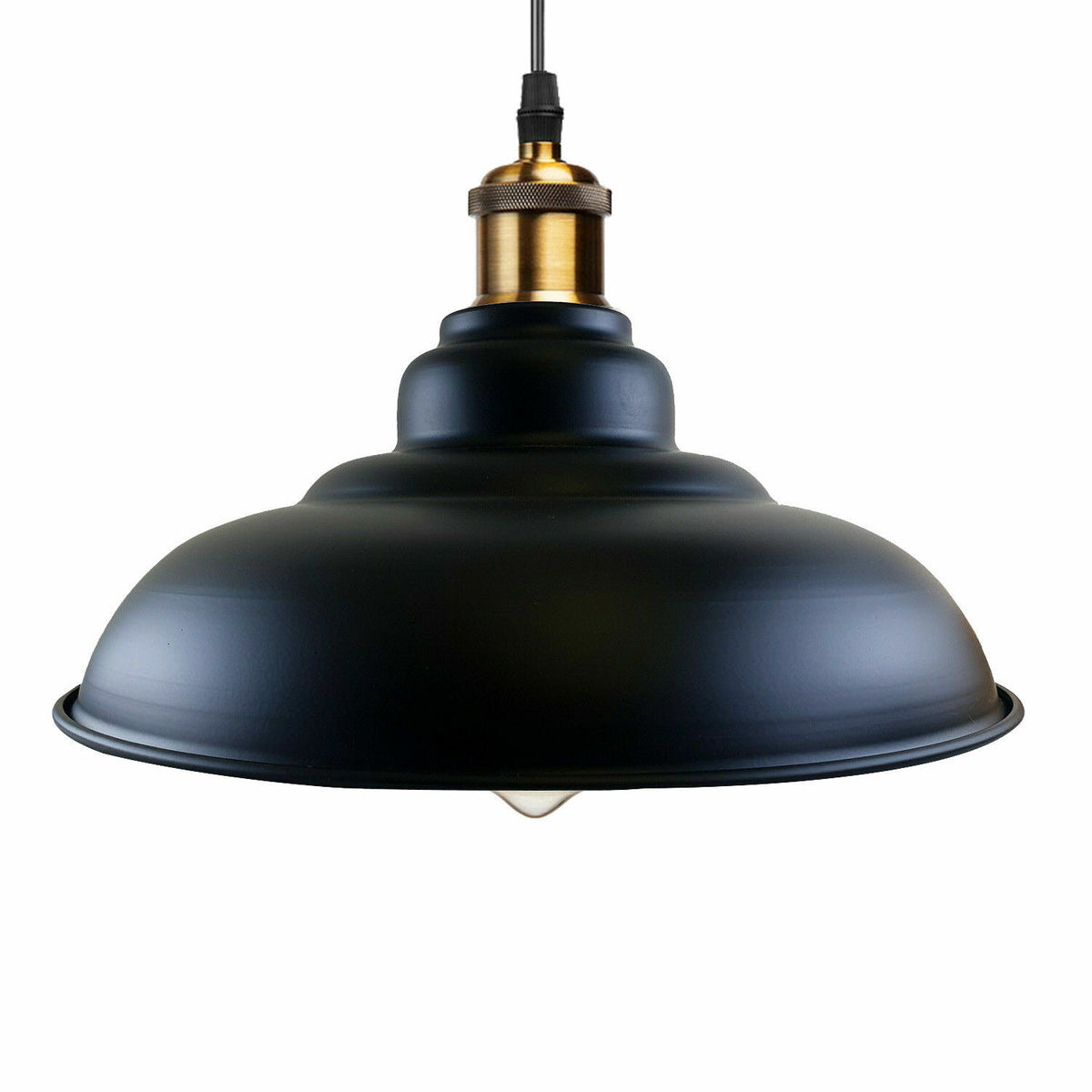 Industrial Pendelleuchte in Schwarz über einer modernen Hausbar montiert.


