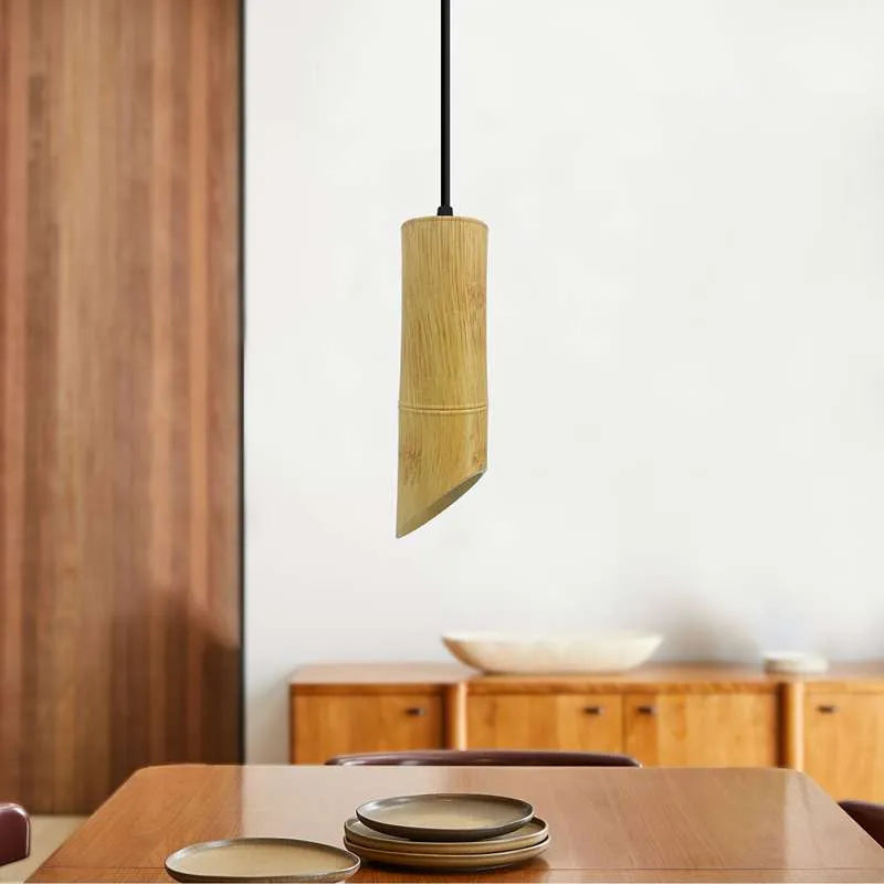 Moderne Rattan Pendelleuchte für stilvolle Innenräume, ideal für Wohnzimmer und Esszimmer.
