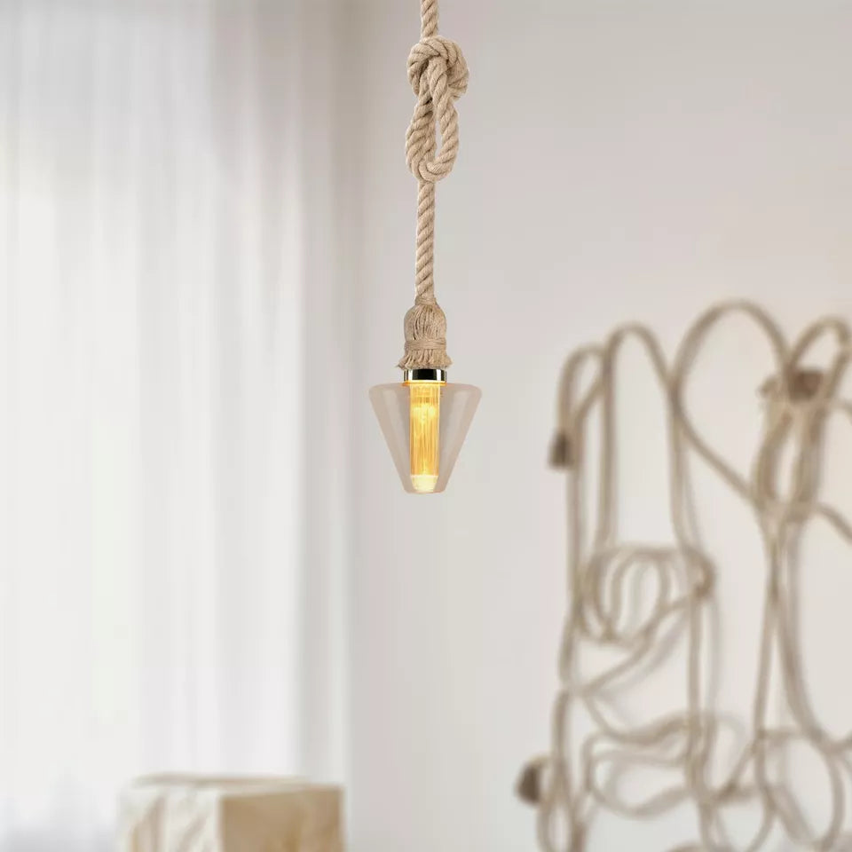 Retro Seillampe hängend über Esstisch