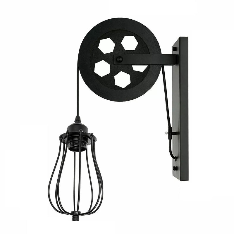 Wandlicht im Retro-Look mit dekorativem Holzrad und Metallelementen